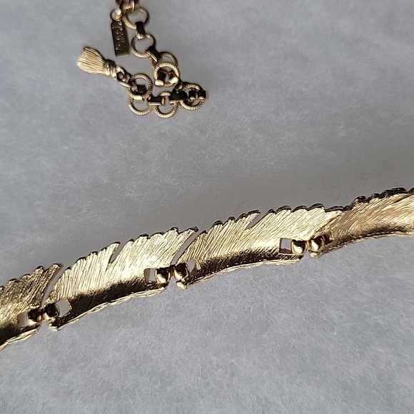 Vintage Monet Gold Choker Fashion Jewelry Wings or Feathers - Picture 6 of 8